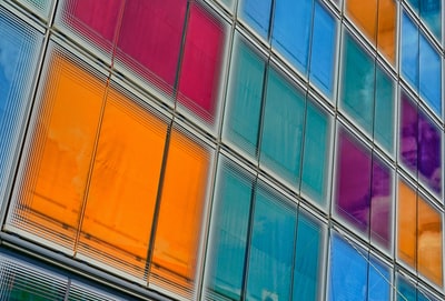 建筑摄影的色彩斑斓的玻璃建筑
